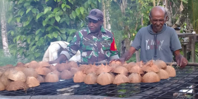 Peduli Ekonomi Warga, Babinsa Biak Kota Bantu Pengolahan Kopra