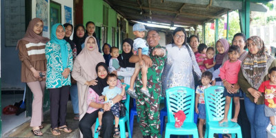 Dukung Tumbuh Kembang Anak, Persit Kodim 1708/BN Berikan Paket Makanan Tambahan kepada Balita
