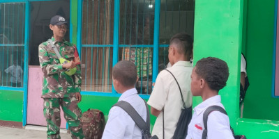 Bangun Semangat Belajar, Babinsa Beri Motivasi kepada Siswa SMPN 1 Warsa