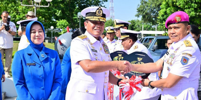 Perkuat Rantis Korps Marinir, Kasal Serahkan Empat Mobil Maung Kepada Kas Kormar