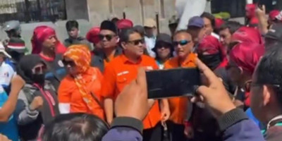 Buruh Tuntut Kenaikan Upah 10 Persen, Ancaman Mogok Nasional Menggema di Senayan