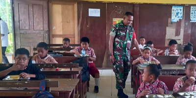 Dukung Generasi Sehat, Babinsa Biak Timur Dampingi Distribusi Makan Bergizi Gratis