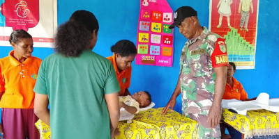 Wujud Kepedulian TNI, Babinsa Biak Utara Aktif Dukung Kegiatan Posyandu