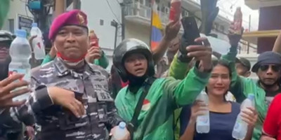 Prajurit Marinir Tebar Kesejukan Saat Demo, Borong Dan Bagikan Minuman Untuk Ojol