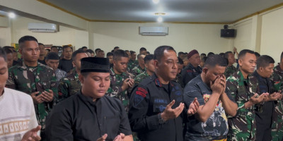 Brimob Polda Metro Jaya Gelar Shalat Ghaib Bersama TNI dan Warga di Masjid At-Taubah