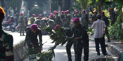 TNI dan Masyarakat Gotong-Royong Pembersihan Jalan Pasca Unjuk Rasa