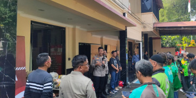Polsek Senen Bagikan Sembako untuk Ojol, Kapolsek Minta Maaf atas Insiden Baracuda