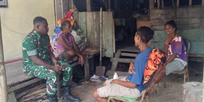 Babinsa Warsa Rutin Pererat Hubungan dengan Warga Kampung Maniri