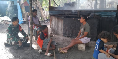 Wujudkan Kebersamaan, Babinsa Numfor Sambangi Rumah Warga