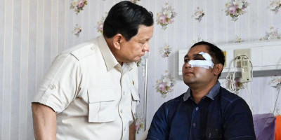 Prabowo Tinjau Korban, Janji Lindungi Demonstrasi Damai