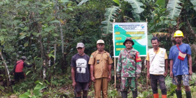 Dukung Hanpangan, Babinsa Supiori Turun Langsung Bantu Warga Olah Lahan Sagu