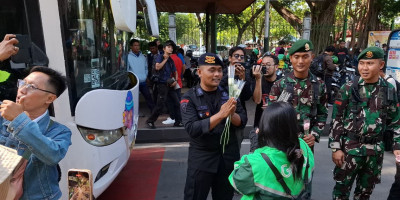 Bagikan Ribuan Mawar Untuk Anggota Polri dan TNI di Monas,  Komunitas Ojol Tidak Mau Terprovokasi
