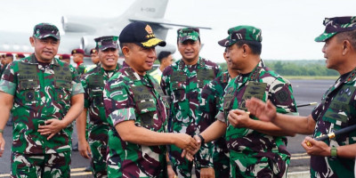 Panglima TNI Dampingi Menhan RI Tinjau Latihan Puncak Super Garuda Shield di Baturaja