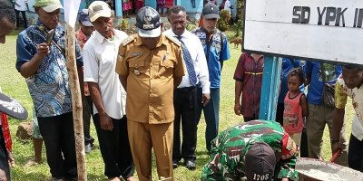Ciptakan Lingkungan Belajar Nyaman, Babinsa Hadiri Peletekan Batu Pertama Pagar SD YPK Inasi