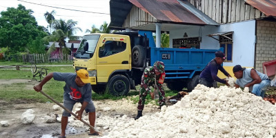 Atasi Genangan Air, Babinsa Biak Kota Bantu Warga Ratakan Timbunan Karang