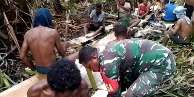 Lestarikan Warisan Leluhur, Babinsa Supiori Utara Bantu Warga Olah Sagu