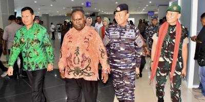 Pangkoarmada III Sambut Kedatangan Danrem 181/PVT di Bandara DEO, Sorong