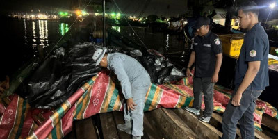 Bakamla RI dan Kemenhut Amankan Kayu Olahan Ilegal di Batam