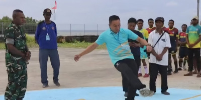 Sambut Harhubnas, Babinsa Supiori Selatan Ajak Pemuda Junjung Sportivitas Lewat Futsal