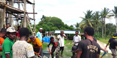 Wujud Kepedulian TNI, Babinsa Biak Kota Bantu Pembangunan Gereja GKI Eden Arwe