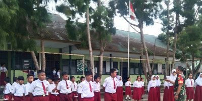 Bentuk Karakter Murid Sejak Dini, Babinsa Latih PBB dan Wasbang di SD Kartika
