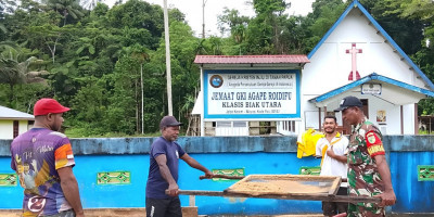 Percepat Pembangunan Gereja, Babinsa Biak Utara Bantu Warga Ayak Pasir