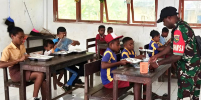 Dukung Generasi Sehat, Babinsa Aktif Dampingi Distribusi MBG di Biak Timur