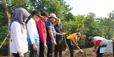 Gerakan Jumat Menanam: Waduk Rambutan Utara Dihijaukan 42 Pohon