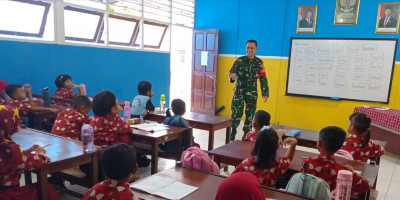 Peduli Pendidikan Anak, Babinsa Biak Kota Bantu Mengajar di SDN Angkasa