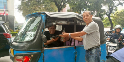 Jumat Berkah Wartawan Diserbu Ojol, Opal, dan Supir Bajay: 100 Nasi Boks Ludes dalam Sejam
