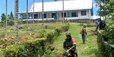 Ciptakan Lingkungan Bersih, Babinsa Biak Barat Bantu Bersihkan Gereja GKI Nazareth
