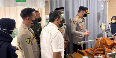 Kapolres Tangsel Jenguk Korban Ledakan di Pamulang, Serahkan Bantuan Sosial