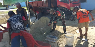 Peduli Warga, Babinsa Pulau Numfor Bantu Pembuatan Batu Tela