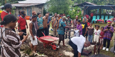 Babinsa Hadiri Peletakan Batu Pertama Gedung Sekolah Minggu Rayon 2 HIP Sorido