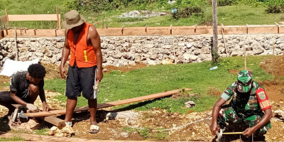 Wujud Kepedulian TNI, Babinsa Biak Utara Bantu Pembangunan Asrama Pelajar