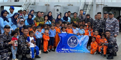 Koarmada III Kenalkan Dunia Maritim kepada Anak TK Paud Angkasa di KRI TWD-526
