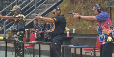 Panglima Korps Marinir Dan Pejabat Utama Laksanakan Olahraga Menembak