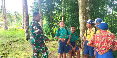 Babinsa Berikan Motivasi Siswa SMPN 1 Biak Utara: Jangan Takut Bermimpi, Rajinlah Belajar