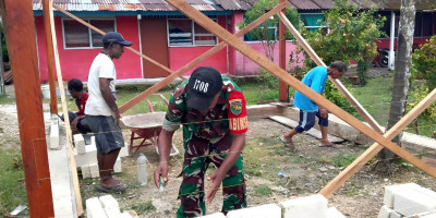 Dibantu Bangun Rumah, Warga: Terima Kasih Babinsa dan Selamat HUT TNI