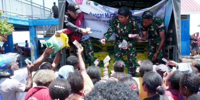 Sambut HUT Ke-80 TNI, Kodim 1708/BN Gelar Gerakan Pangan Murah di Pasar Bosnik