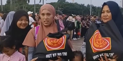 TNI Bagikan 15 Ribu Paket Sembako di Pesta Rakyat HUT ke-80