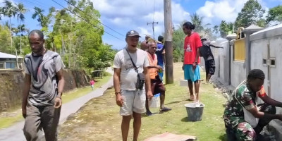 Semangat Gotong-Royong, Babinsa Biak Barat dan Warga Perbaiki Pagar Gereja
