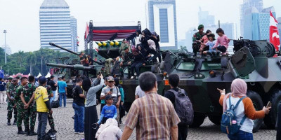 Monas Meriah Jadi Ajang Pesta Rakyat, Anak-Anak Antusias Naik Panser TNI