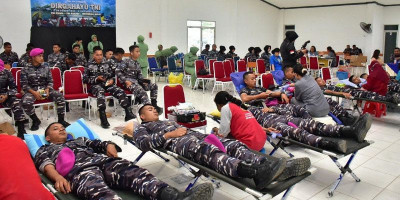 Koarmada III Hadiri Donor Darah Peringatan HUT ke-80 TNI di Kodaeral XIV Sorong.