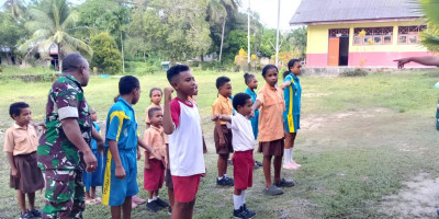 Tanamkan Disiplin dan Cinta Tanah Air, Babinsa Melatih PBB Murid SD Inpres Yadibur