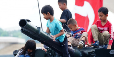 TNI Fair 2025: Monas Meriah Jadi Ajang Pesta Rakyat, Anak-Anak Antusias Naik Panser TNI