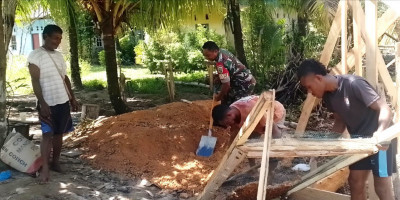 Wujud Kebersamaan TNI dan Warga, Babinsa Supiori Ikut Gotong-Royong Bangun Rumah
