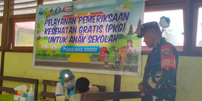 Peduli Generasi Muda, Babinsa Dampingi Pemeriksaan Kesehatan Gratis di SD YPK Korido
