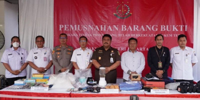 Kejari Jakarta Timur Musnahkan Ribuan Barang Bukti Narkotika, Obat Ilegal, dan Senjata Tajam