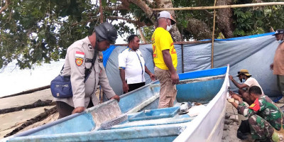 Dukung Kebutuhan Nelayan, Babinsa Bantu Perbaikan Perahu Fiber di Supiori Utara